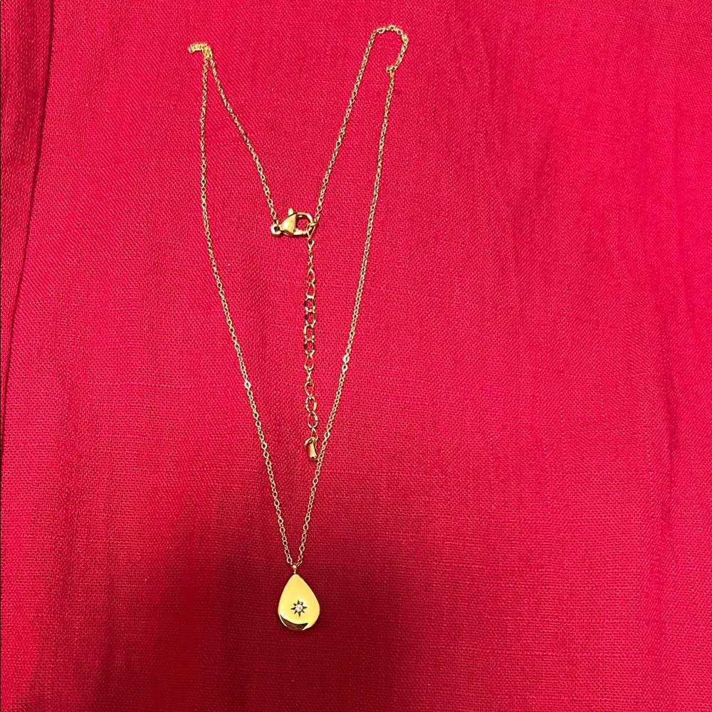Elegant Gold Necklace with Teardrop Pendant